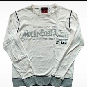 Vintage sweater Jack and Jones  - Storlek M - dm för mått eller fler bilder   Defekter: små hål som går att sy ihop mycket lätt. Lite missfärgningar på bla kragen men inget som syns eller står ut för mycket.