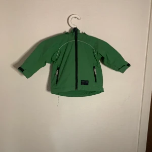 Tjockare barn vindjacka. - Jacka för barn från polaren och pyret som är onamnad.