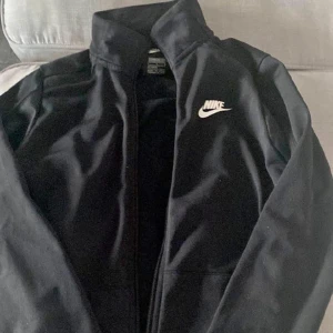 Nike Zip Up  - Väldigt bra skick. Passar för vintern, Nike märken glänser i mörkret. Skriv för fler bilder.