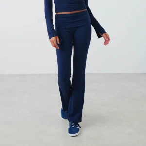 Mörkblåa Yogapants  - Säljer mina mörkblåa yogapants i fint skick. (Skriv för egna bilder ). 