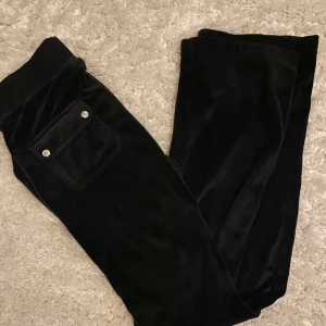 Juicy Couture byxor - Jättefina juicy byxor i mycket bra skick💕!! Dem är knappt använda då dem inte riktigt sitter som jag vill😬Jag har kvitto, så det är bara att fråga så skickar jag bild☺️Priset kan diskuteras:)