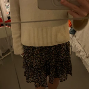 Blommig kjol - Fin blommig kjol från new yorker. Köpt för två år sedan, knappt använd. Populära❤️