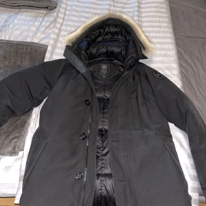 Canada Goose Black label - Hej! Jag har valt och sälja min fina Canada Goose jacka. Jackan är som ny, väldigt sparsamt använd då jag haft 2 andra jackor jag använt! Jackan har inga hål och är 9/10 i skick!! Jackan är köpt på NK (Nordiska kompaniet) i Stockholm. Ny pris 15 399kr