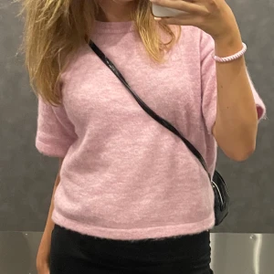 Stickad t-shirt - Säljer min fina stickade t-shirt som jag köpte i somras! Säljer då jag har flera liknande! 250kr + frakt, märket är Selected femme!