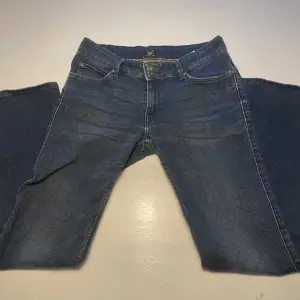 Jättesnygga jeans från lee i storlek W30 L31 (joliet)!💞Säljer då de är lite för korta på mig. BOOTCUT OCH LOW WAIST!!!!!🔥