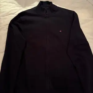 Tommy hilfiger zip tröja. Storlek L passar M-L. Nypris 1300kr säljer för 350kr. Hör av dig vid några frågor! 