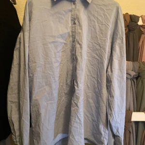 Skjorta  - Jätte fin skjorta från Gina tricot strl36 med jätte fin detalj på baksidan 