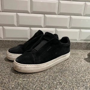 Arigatos - Hej! Jag säljer ett par schyssta Arigatos 360 i storlek 41. Dessa är i fint skick men det finns några tecken på användning, därav jag säljer dem för en billigare peng. Allt följer med, box osv. Nypris: 2550kr. Skriv för fler frågor!