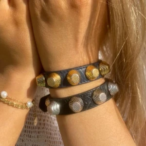 Balenciaga liknande armband - Fint Balenciaga liknande armband i silver, kan skicka bilder privat❣️