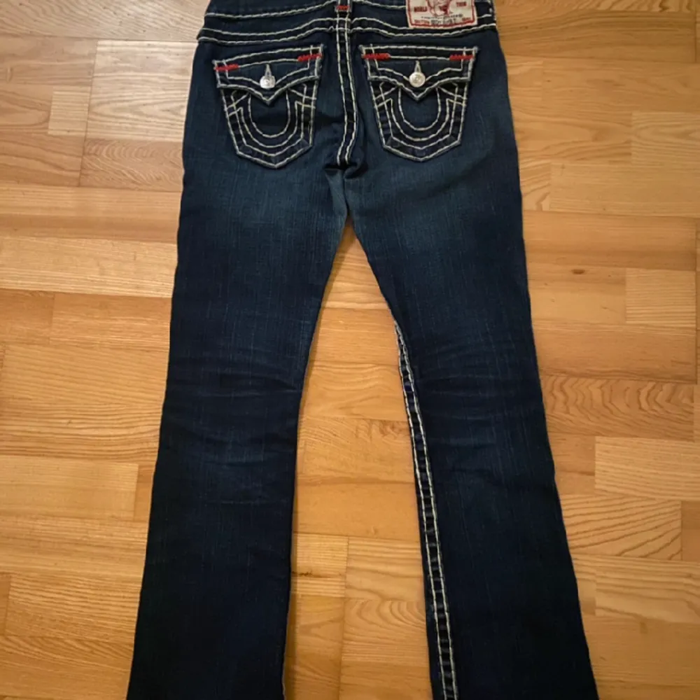Säljer dessa galet snygga bootcut true religion jeansen!!❤️Midjemått: 35 (rakt över) cm och Innerbenet:78 cm🫶🏼❤️🩷 (plick klipper bort bilderna så dem blir mindre)🫶🏼super bra skick och fina, utan defekter!! Tryck gärna på köp nu!!❤️🫶🏼. Jeans & Byxor.