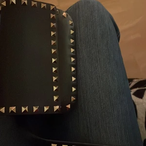 Intressekoll - Vill bara kolla om någon kanske skulle va sugen att köpa min nya Valentino väska som aldrig är använd och är ekta med ekthetsbevis