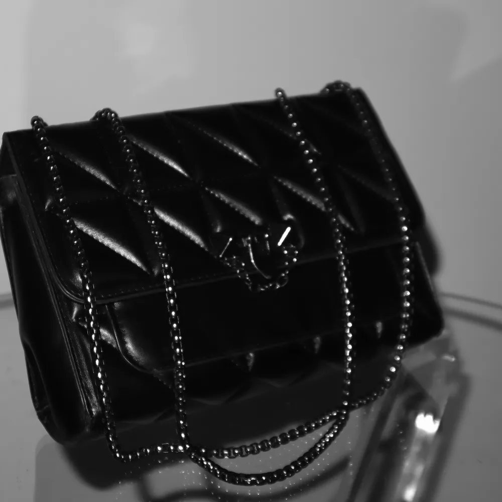 En fin svart väska perfekt för utgång! (Frakt tillkommer). Väskor.