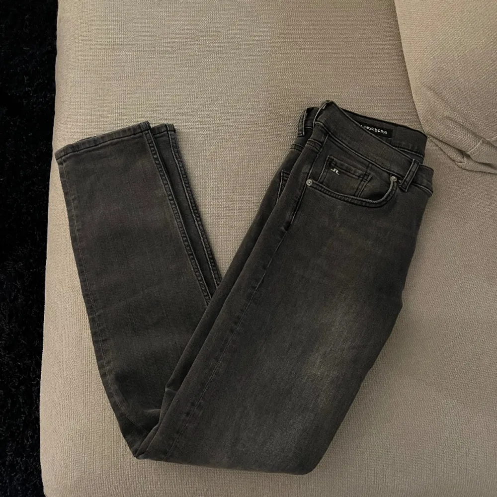 Lindeberg jeans i riktigt bra skick. Storlek 30, färg grå. Modellen är 180 cm lång. Ordinarie pris 1500kr! Inga tecken på användning! . Jeans & Byxor.