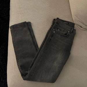 Lindeberg jeans i riktigt bra skick. Storlek 30, färg grå. Modellen är 180 cm lång. Ordinarie pris 1500kr! Inga tecken på användning! 