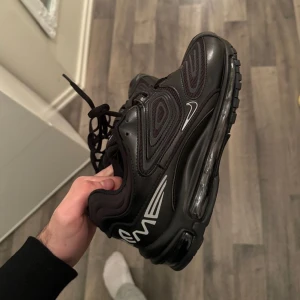 Supremes Nike Air Max 98 - Ett par supreme Nike air Max 98or användna bara 1 gång ute. Riktigt snygga och sköna skor att ha på. Storlek 43. Riktigt svåra att hitta! Skriv för fler bilder!