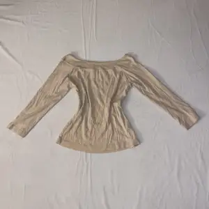 Säljer en beige/ gul-vit tröja från Gina Tricot med tre kvarts ärm. Den är lite of shoulder. Den är i storlek M men passar även på S.❤️är lite nopprig och har tecken på användning.