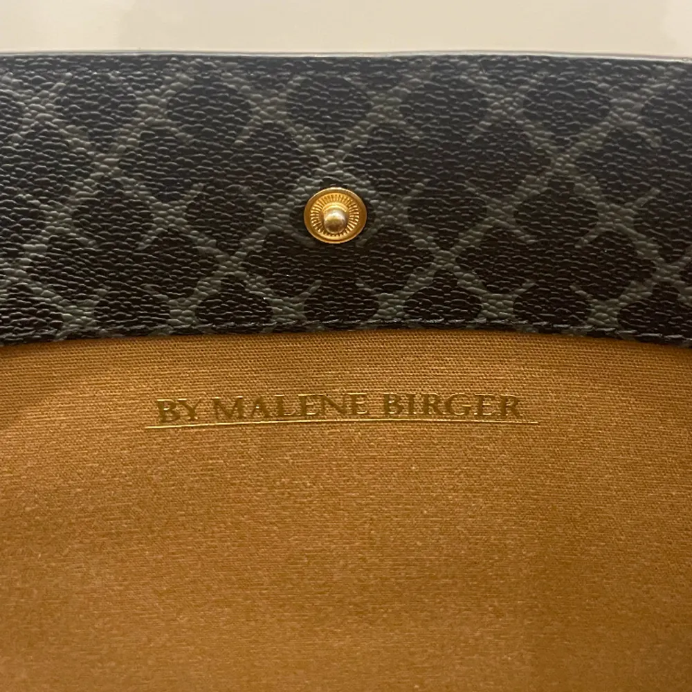 Funderar på att sälja min fina Malena Birger väska pga att den inte kommer till användning! Den är i ett superbra skick och finns inga skador. 🌟. Väskor.