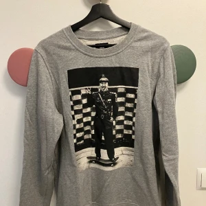 Grå sweatshirt  - Grå sweatshirt. Oanvänd. 