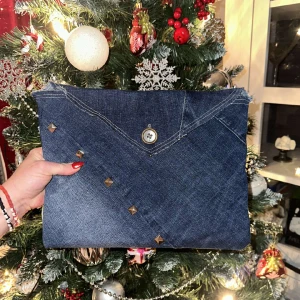 Datorfodral - Detta datorfodral är handgjort av 100% återanvänt material. Ett stilrent och praktiskt fodral som även funkar till Ipads. 🩵 Mått: Läng: 32cm Höjd: 25cm