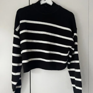 Stickad tröja  - Fint skick, knappt använd. Passar XS-S från hm 