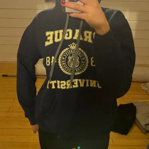 Collegehoodie  - Jättesnygg marinblå Collegehoodie som tyvärr är för liten för mig och därför inte kommer till användning😫 passar XS/S beroende på önskad passform… köpt på Sellpy