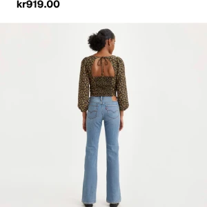 Levis jeans - Levis superlow boot! Bra skick, säljer då dom var lite för korta för mig som är 1,68💘skriv för fler bilder! 