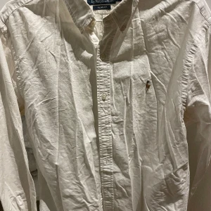Vit Ralp lauren skjorta slimfit  - Vit skjorta ej strykt på bilden . Bra skick storlek large . Slimfit modellen schyst tyg 