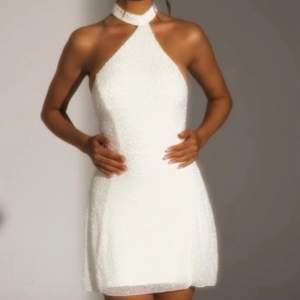 Säljer min oanvända vita oh polly klänning! Nypris ca 1000, säljer för 650 pg för kort.  Studentklänning