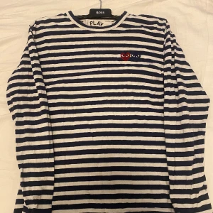 CDG långärmad tröja - En blå-vit randig långärmad comme des garcons tröja i storleken S. Är ganska liten i storleken, passar både tjejer och killar! 