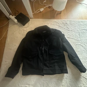 Manchester jacka - Svart jacka med Manchester mönster från a day in March. Väldigt bra kvalitet och jackan är i nyskick. Köptes för 1200kr. Jackan är i storlek xl men den sitter fint på mindre storlekar💗