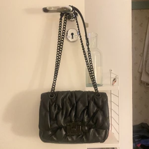 Väska - Fin svart handväska från Stradivarius, använt ungefär 3 gånger så den är i fint skick! Justerbar kedja så väskan går att bära på flera olika sätt ;)