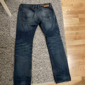 replay jeans i bra skick  passar bra på någon runt 185cm