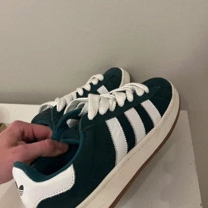 Adidas Campus 00 - Riktigt snygga och sjukt sköna Campus skor, även varit slutsålda länge.  Storlek 43  Sjukt bra skick använt väldigt sparsamt, hör av er vid frågor  Kan gå ner i pris vid snabbt köp
