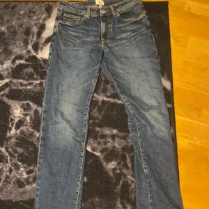 Jeans - Jeans från hm som inte säljs längre, använt dem en gång.  Jeansen sitter som Levis 501 modellen