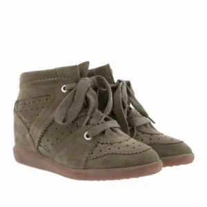 Isabel Marant liknande skor - Säljer dessa Isabel Marant likande skor från pavment, nypris 1600. Köpte dessa secondhand men är aldrig använda av mig då de var för små. De första 2 bilderna är lånade, skriv vid intresse för fler egna bilder🥰