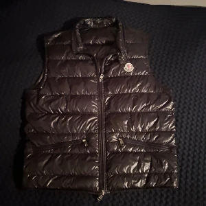 Moncler väst S - Säljer min äkta moncler väst då den är för liten för mig. Västen är knappt använd och är i väldigt bra skick. Kvitto medföljer. Hör av dig vid funderingar.
