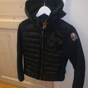 Parajumper cardigan - Tja, säljer nu denna feta parajumper cardigan, skicket är 8/10 då de finns lite tecken på användning! Hör av dig för minsta fundering! :)