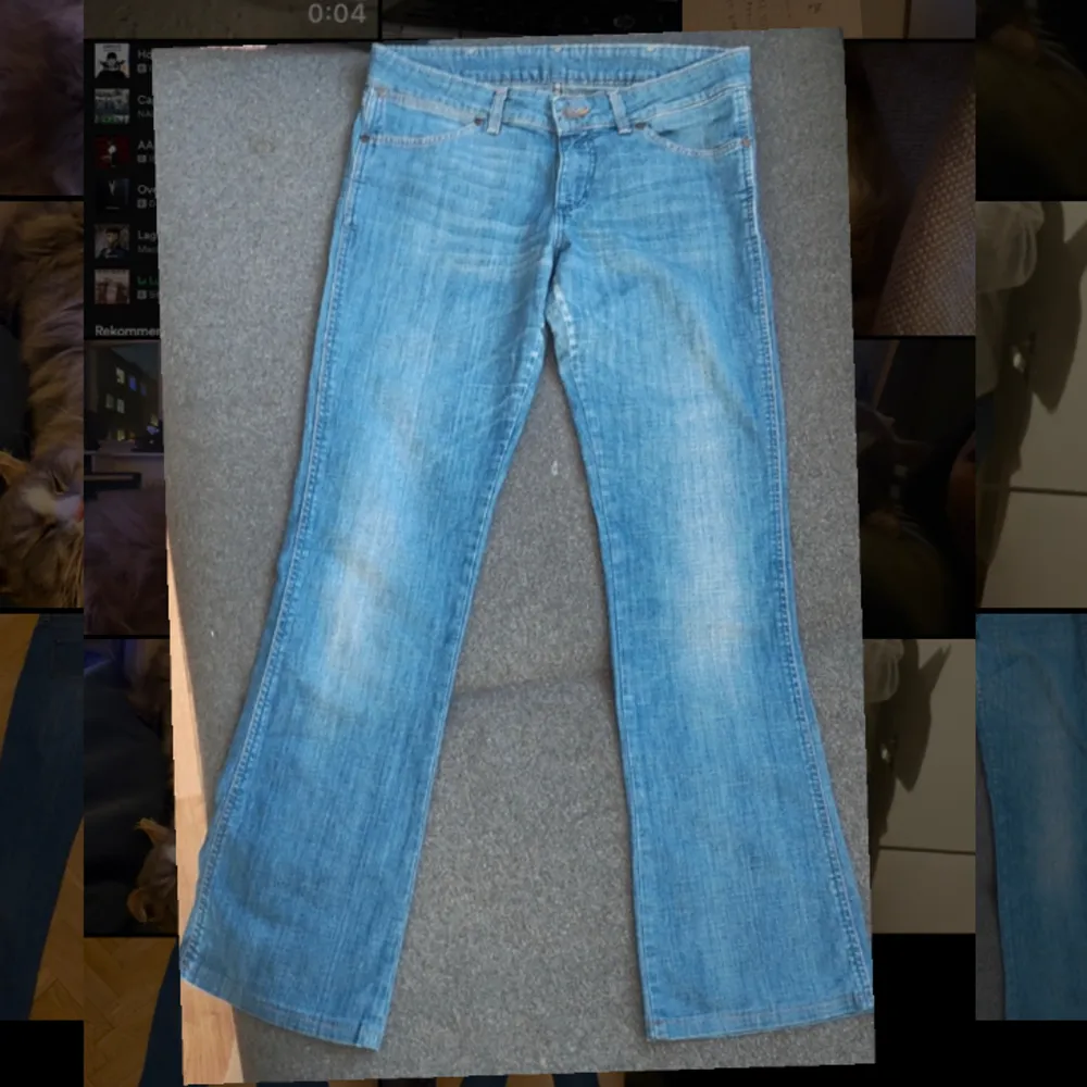 Ett par lågmidjade utsvängda jeans från Wrangler. Fint skick och köpta secondhand. Står ingen storlek i men jag är 166 lång och de passar perfekt i längd. Midjemåttet är ca 40 centimeter och innerbenslängden är typ 85. Skriv om ni har frågor!💞. Jeans & Byxor.
