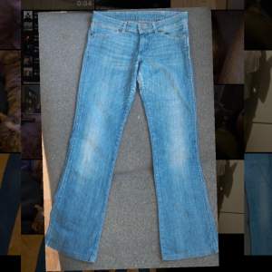 Ett par lågmidjade utsvängda jeans från Wrangler. Fint skick och köpta secondhand. Står ingen storlek i men jag är 166 lång och de passar perfekt i längd. Midjemåttet är ca 40 centimeter och innerbenslängden är typ 85. Skriv om ni har frågor!💞