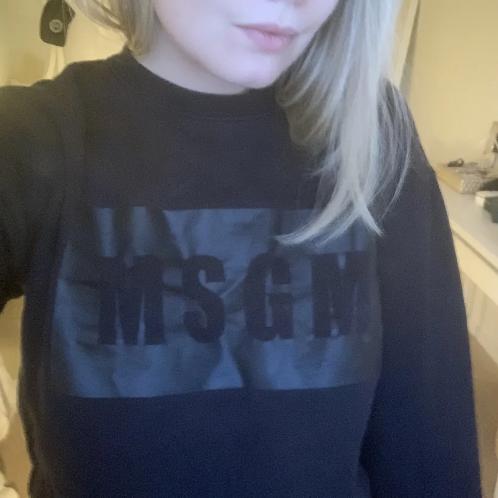 Säljer denna MSGM sweatshirt i storlek S. Den är i toppen skick, nypris ca 1500kr🖤. Tröjor & Koftor.