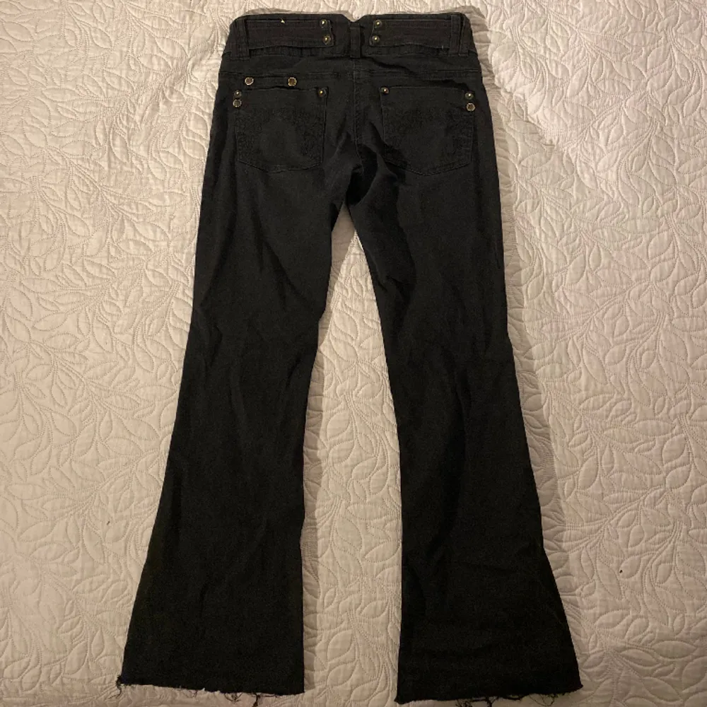 så coola jeans med detaljer på fickorna samt som ett bälte där fram. liknar de populära hm jeansen!! midjemått: 35cm innerbenslängd: 70cm. kontakta mig gärna vid intresse 💕. Jeans & Byxor.