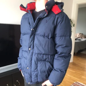Ralph lauren jacka - Ritkigt snygg och varm ralph lauren Jacka. Väldigt fint skick utom någon smårepa på baksidan som man it lägger märke till.💫  Modellen på bilden är 170   Skriv vid frågor eller funderingar💫💫