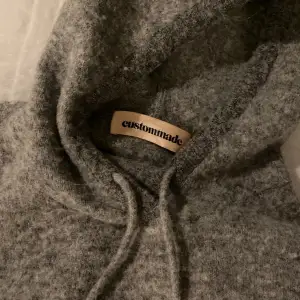 så fin grå hoodie från ”custommade”. tror att det är storlek xs/s. kontakta mig gärna vid frågor 💗