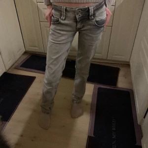 Pepe jeans  - Hej, säljer mina skit snygga pepe jeans knappt använda. Säljer då dem är lite för stora på mig. Pris kan diskuteras 