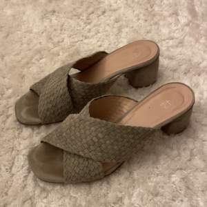 Sandaler med liten klack🩷De är i mocka