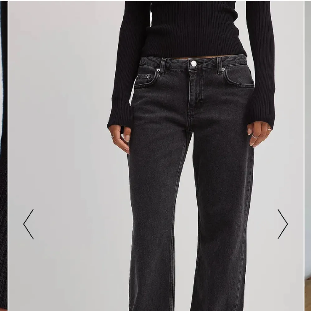 Säljer dessa oanvända jeans med båda prislapparna kvar. Säljs för 699kr på hemsidan. Slut i 32,34,36. Säljer dessa som är i storlek 34, men även stlr 36 som ligger uppe i en annan annons. Pris: 500kr. FRI FRAKT. Postar samma dag eller tidigt dagen därpå. . Jeans & Byxor.