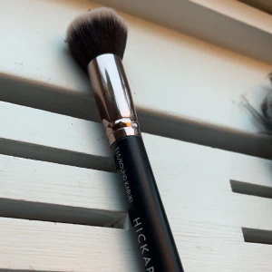 Hickap sminkborste 115 - Hickap sminkborste 115, provat ca 3 gånger, är som ny. Tvättar såklart innan💗