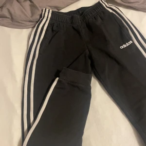 Adidas mjukisbyxor - Adidas byxor  