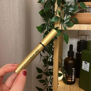 Ögonfrans serum - HELT OANVÄNT lash serum som verkar vara jättebra. Jag fick den i min julkalender och har redan ett serum, därav säljer jag den! Kom med prisförslag med! Ordinariepris: 400-500kr