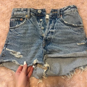 Zara jeans shorts  - Älskar dessa! Så snygga med ett par svarta strumpbyxor under 😩 Dom har tyvärr blivit för små även om jag köpte dom i augusti. Endast använda ca 2 gånger. Köpta för 499kr. Lägg prisförslag. Kan även tänkas byta mot en större storlek💕